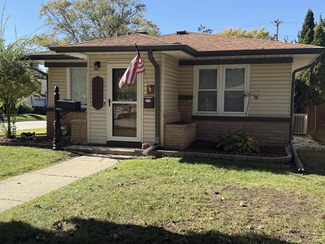 2089 S 107th St, West Allis, WI 53227