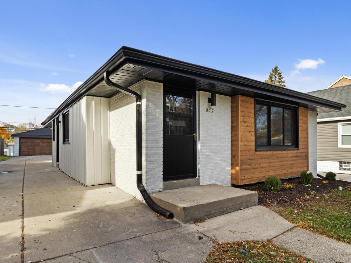 1215 S 91st St, West Allis, WI 53214