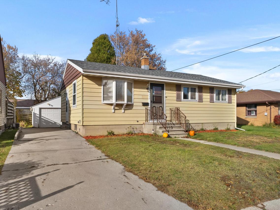 2608 Jackson St, Two Rivers, WI 54241