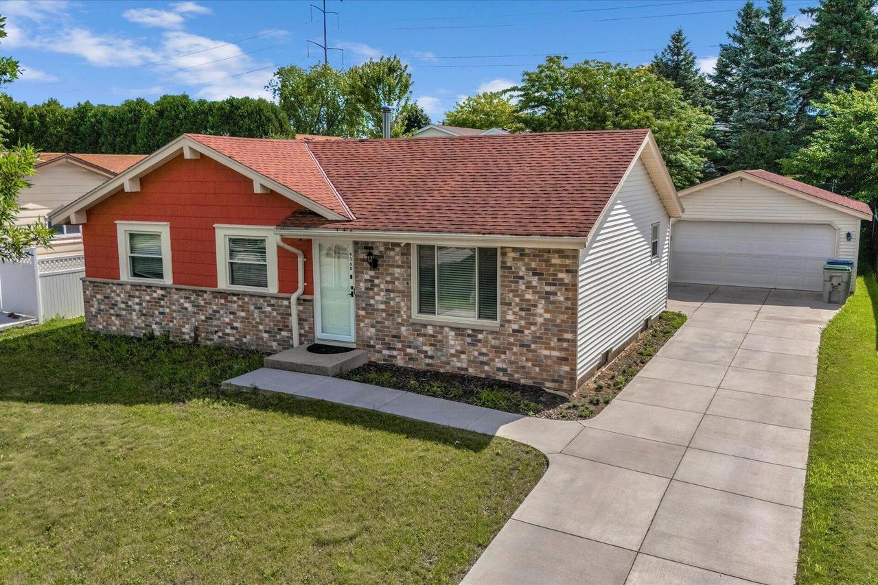 9360 N 85th St, Milwaukee, WI 53224