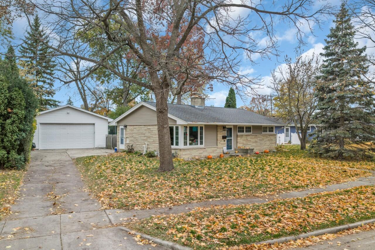 10433 W Manitoba St, West Allis, WI 53227