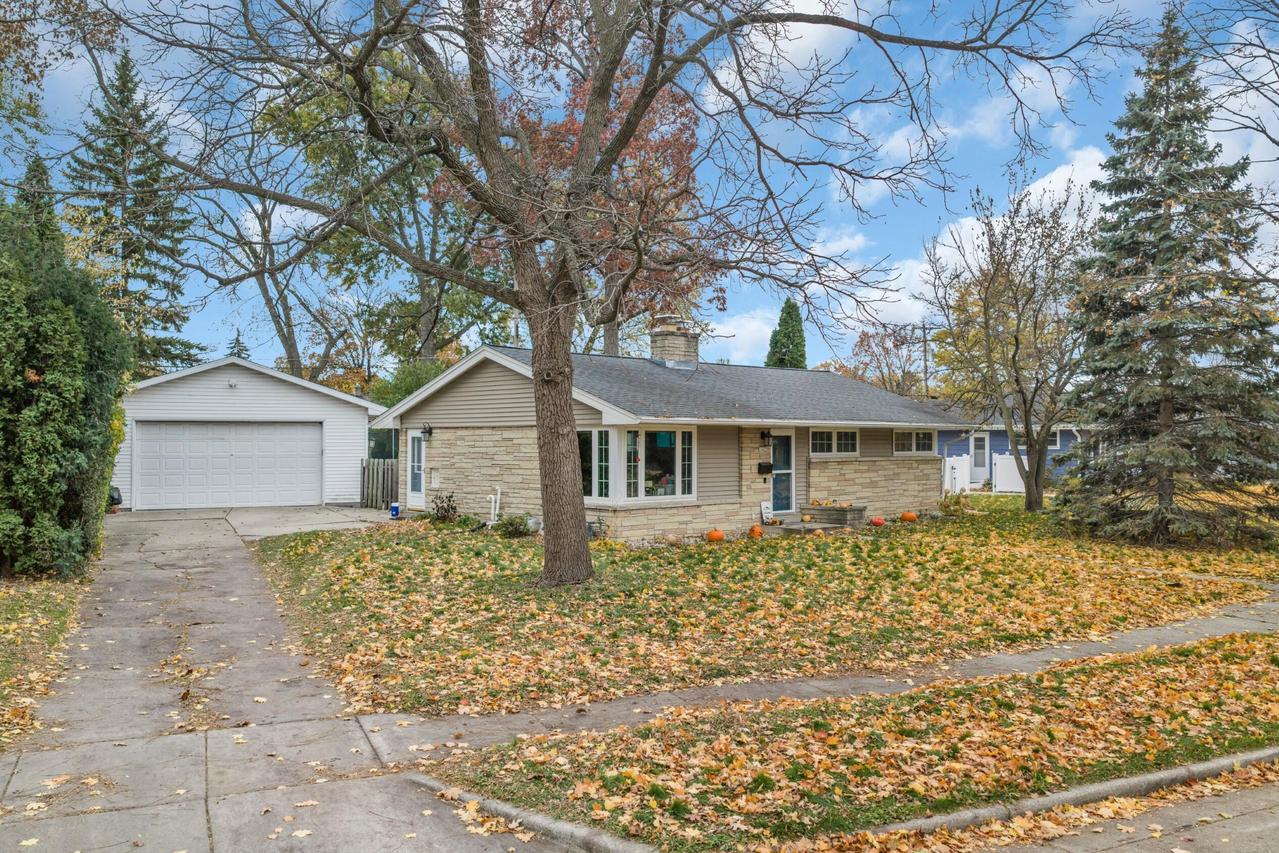 10433 W Manitoba St, West Allis, WI 53227