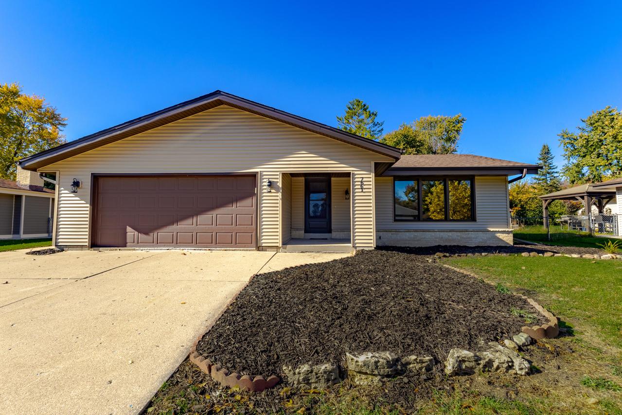 7661 S Lenox Ave, Oak Creek, WI 53154