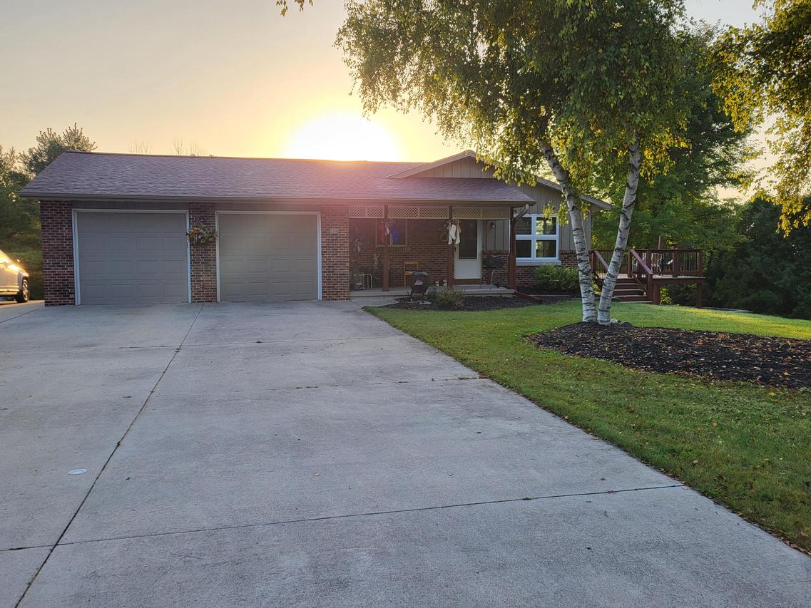 9396 Boltonville Rd, Farmington, WI 53040