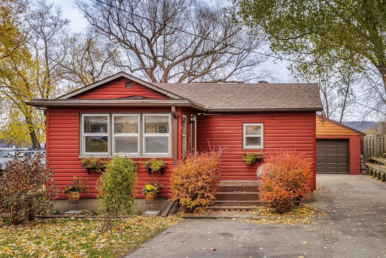 1624 Bainbridge St, Campbell, WI 54603