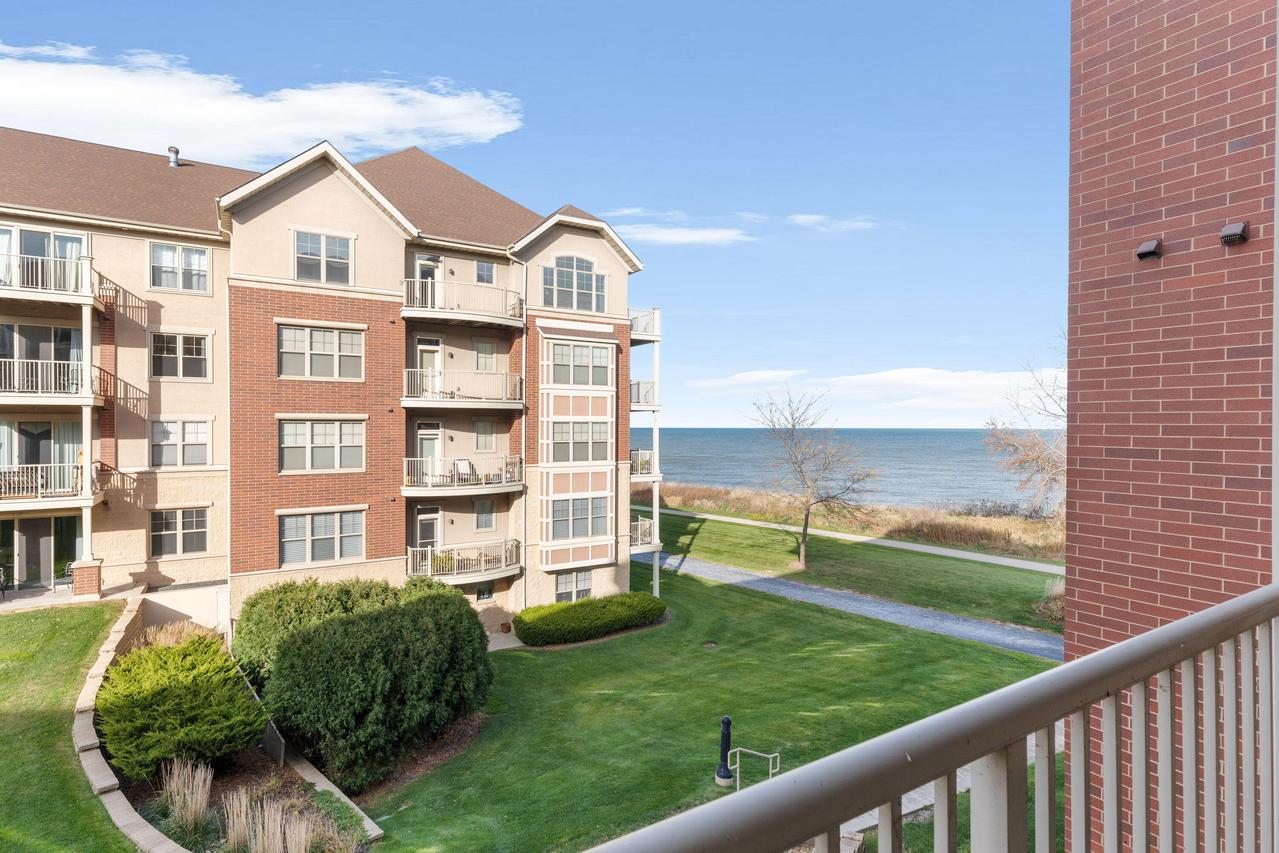 4130 S Lake Dr #282, Saint Francis, WI 53235