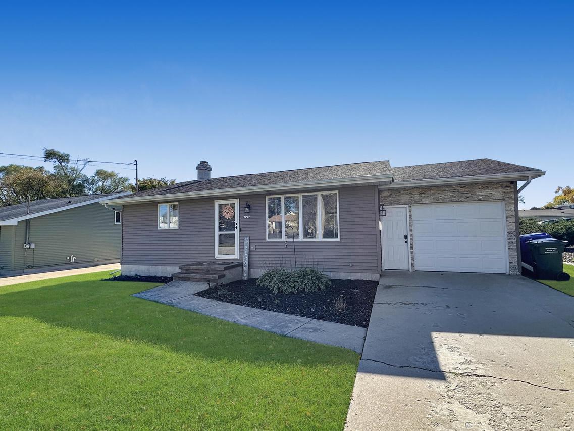 123 W 10th St, Kaukauna, WI 54130