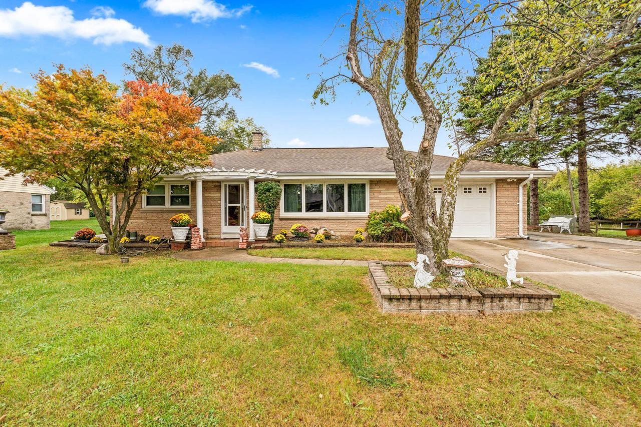 4805 S 39th St, Greenfield, WI 53221