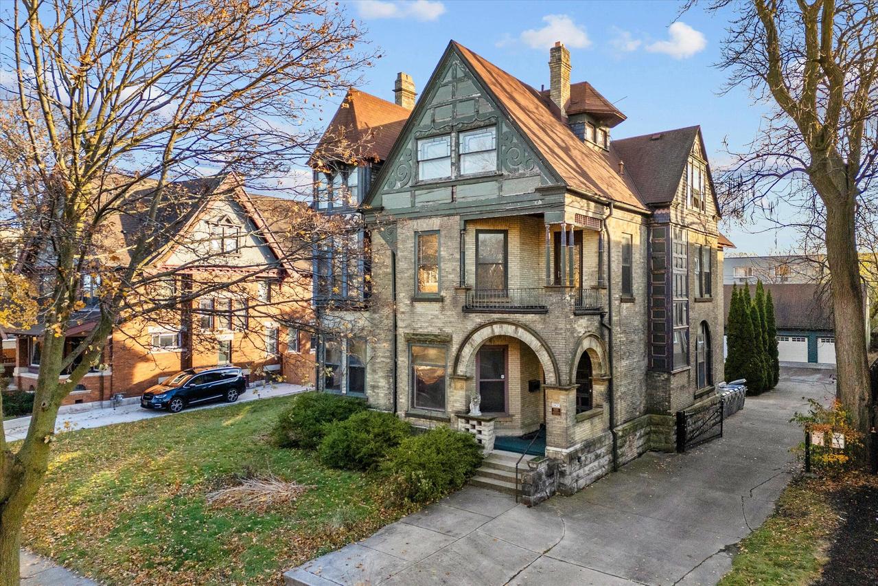 2825 W Kilbourn Ave, Milwaukee, WI 53208