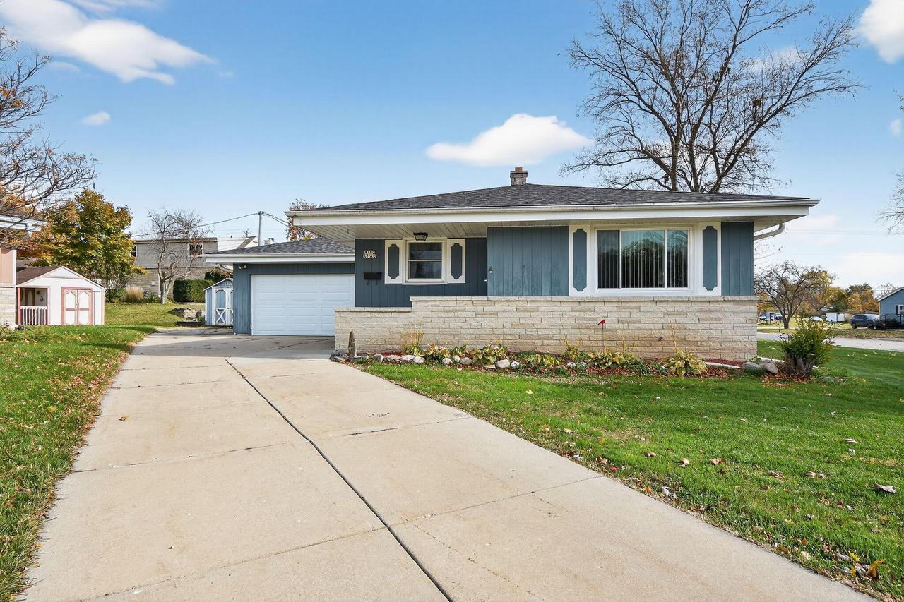 W180N8502 Pineview Ct, Menomonee Falls, WI 53051