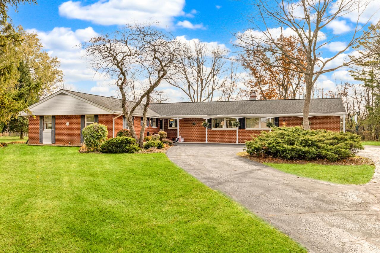 1445 W Heather Ln, River Hills, WI 53217