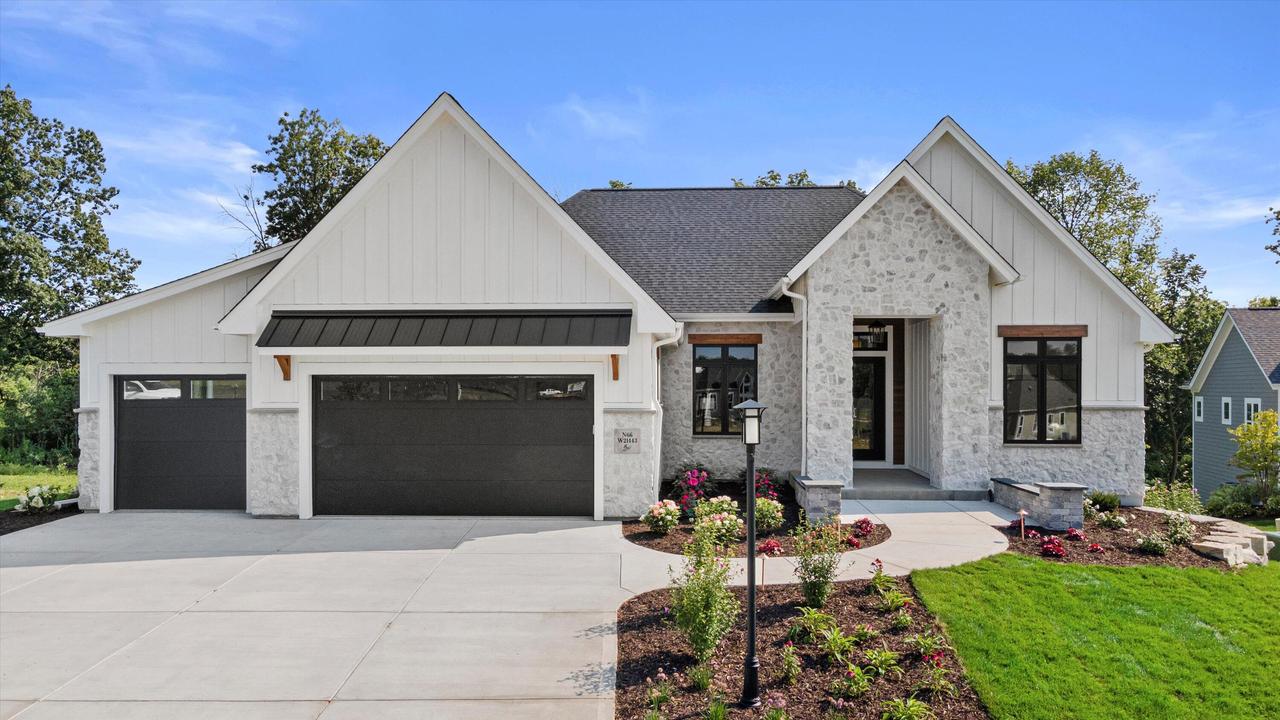 N66W21443 Sagebrush Dr, Menomonee Falls, WI 53051