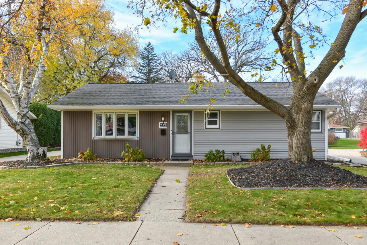 2957 S 103rd St, West Allis, WI 53227