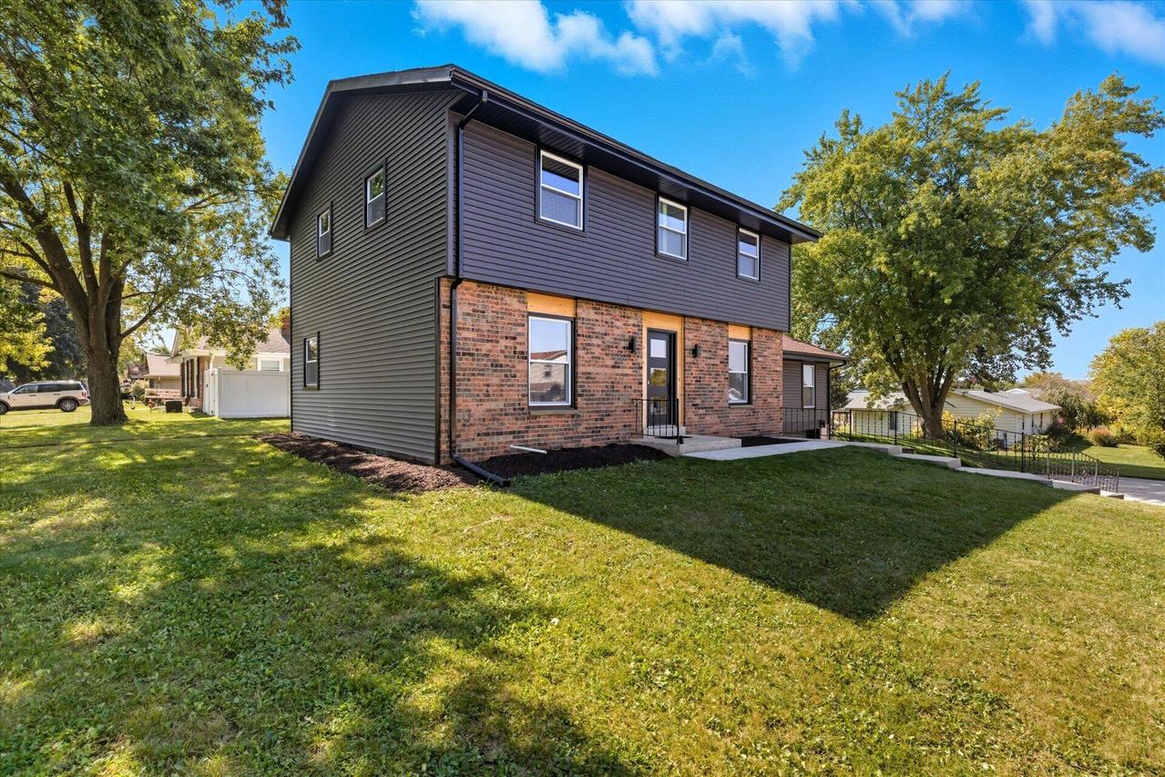 5801 W Allwood Dr, Franklin, WI 53132