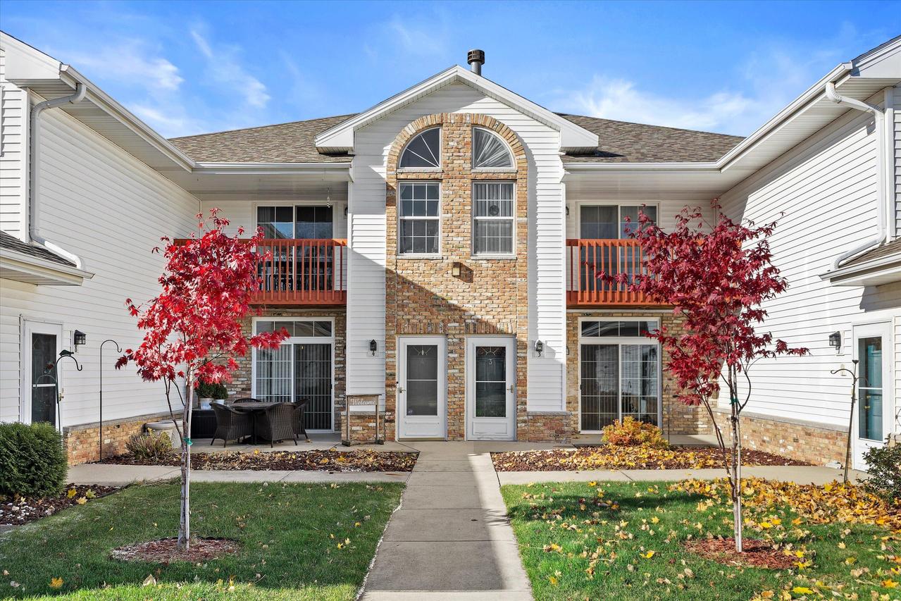 6190 S Creekside Dr #3, Cudahy, WI 53110