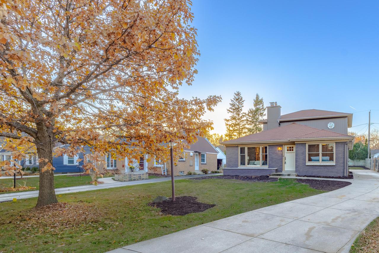 8201 N Whitney Rd, Fox Point, WI 53217