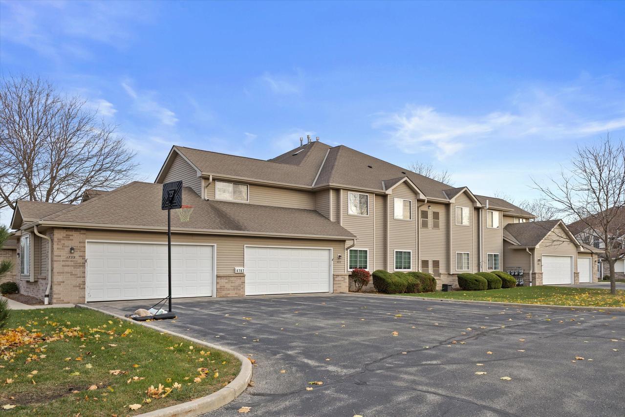 4787 W Maple Leaf Cir., Greenfield, WI 53220