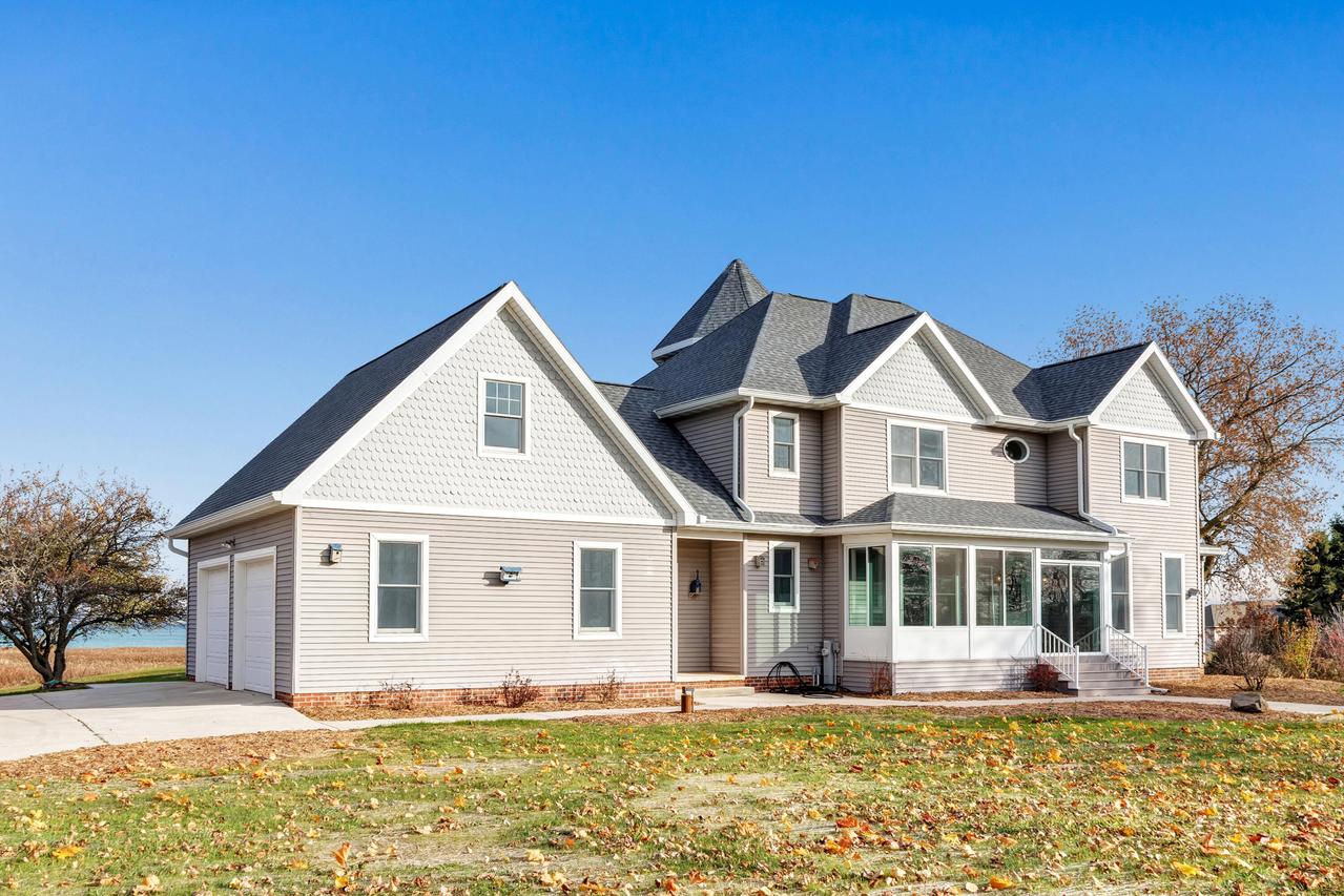 17707 Lakeshore Rd, Two Creeks, WI 54241