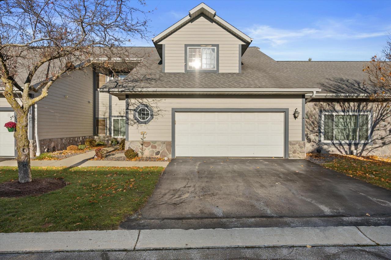 5325 S Hidden Dr, Greenfield, WI 53221