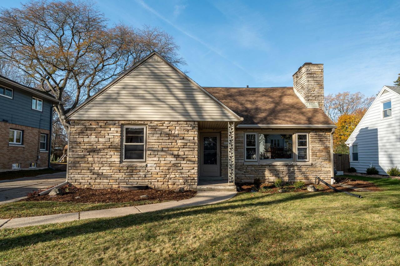 8031 N Whitney Rd, Fox Point, WI 53217