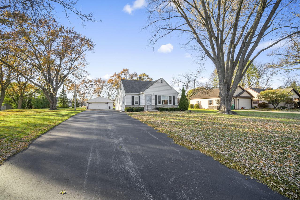 W148N7311 Woodland Dr, Menomonee Falls, WI 53051