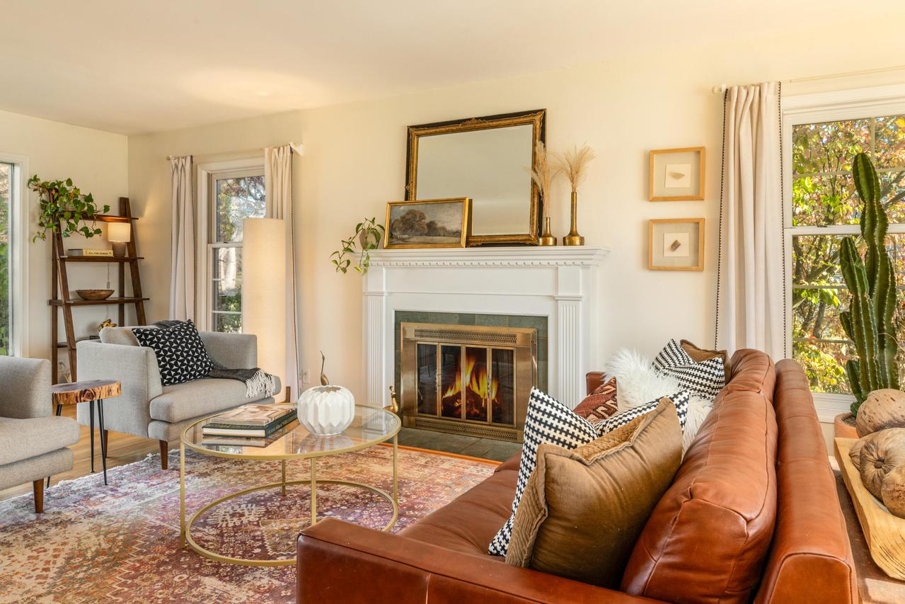 154 W Bergen Dr, Fox Point, WI 53217