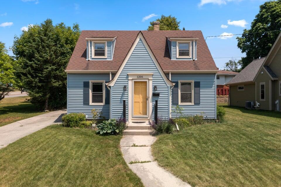 1206 15th Ave, Grafton, WI 53024