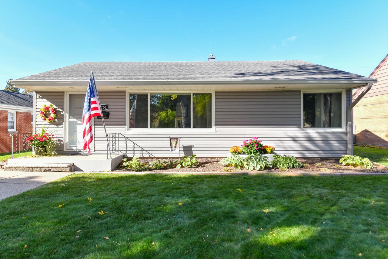 2751 N 88th St, Milwaukee, WI 53222