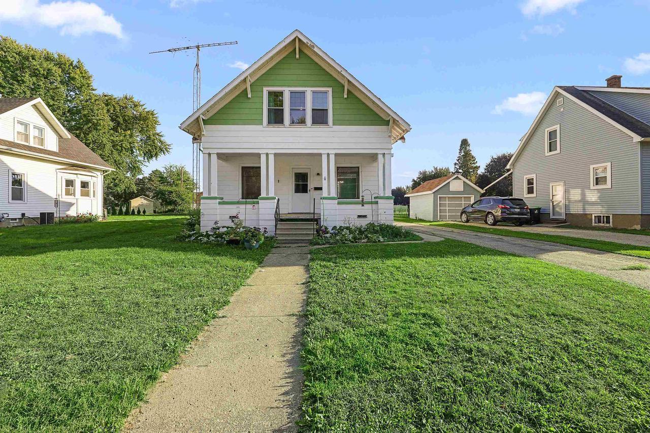145 E Burnett St, Beaver Dam, WI 53916