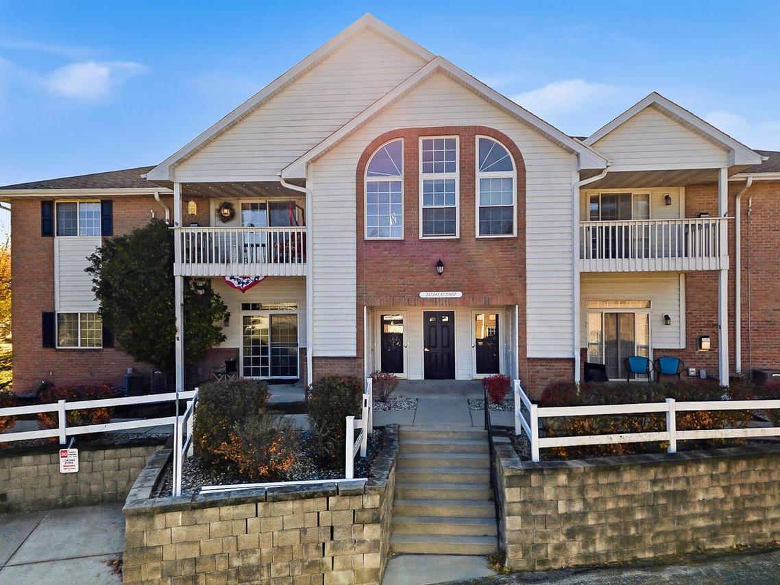 W241N2507 East Parkway Meadow #6, Pewaukee, WI 53072