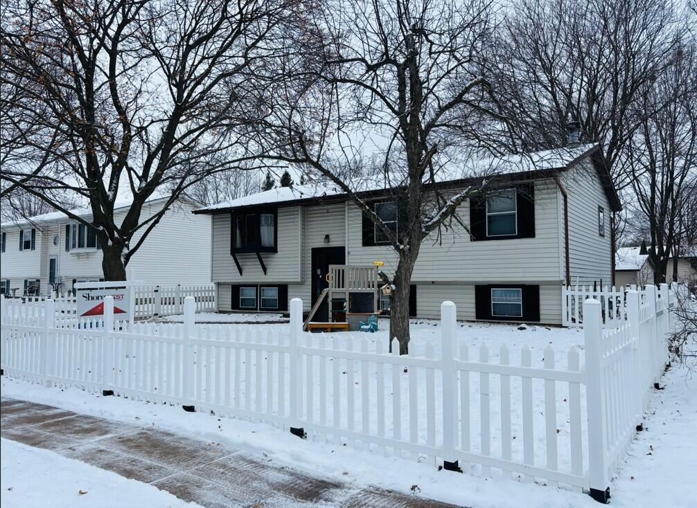 1952 Garland Ave, Waukesha, WI 53188