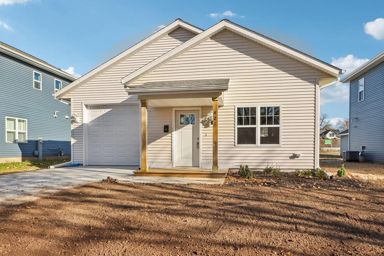 421 Oakland Ave, Waukesha, WI 53186