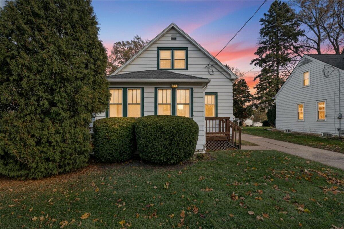 925 Harding Ave, Waukesha, WI 53186