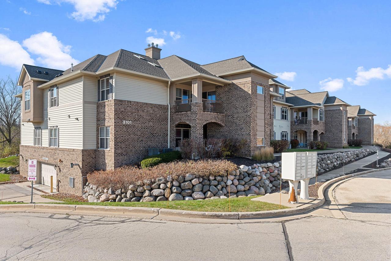 3101 W Drexel Ave #220, Franklin, WI 53132
