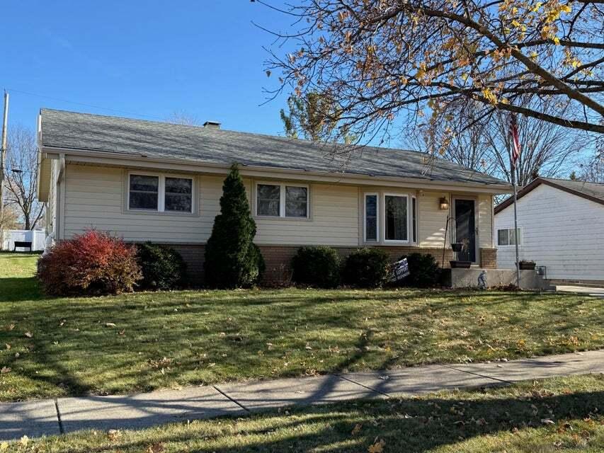 132 Clover Ct, Burlington, WI 53105