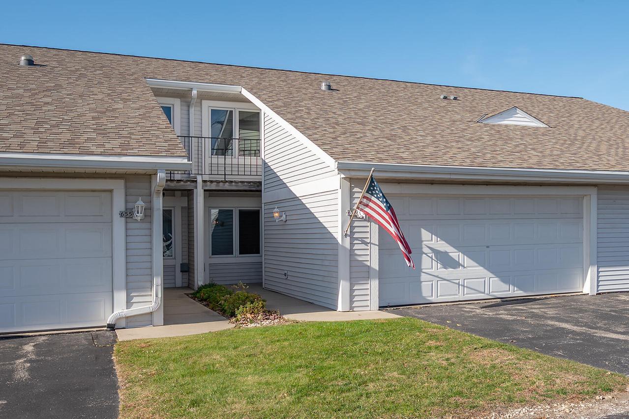 653 Hartford Sq, Hartford, WI 53027