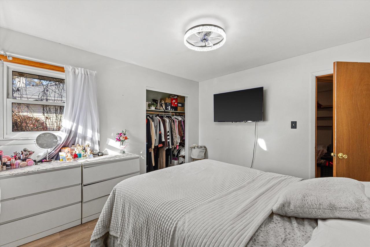 707 W Maplewood Ct, Milwaukee, WI 53221