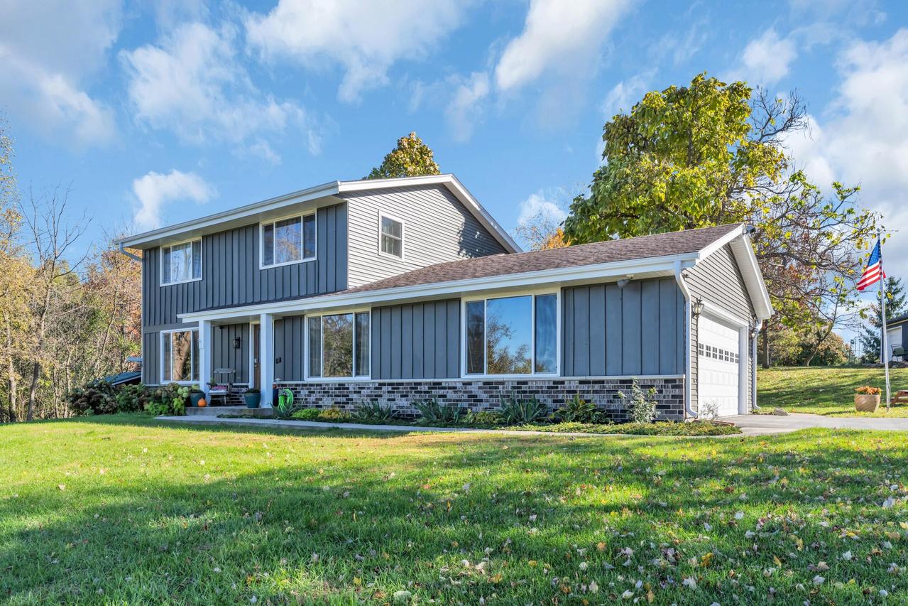 W243S7330 Greenbriar Dr, Vernon, WI 53189