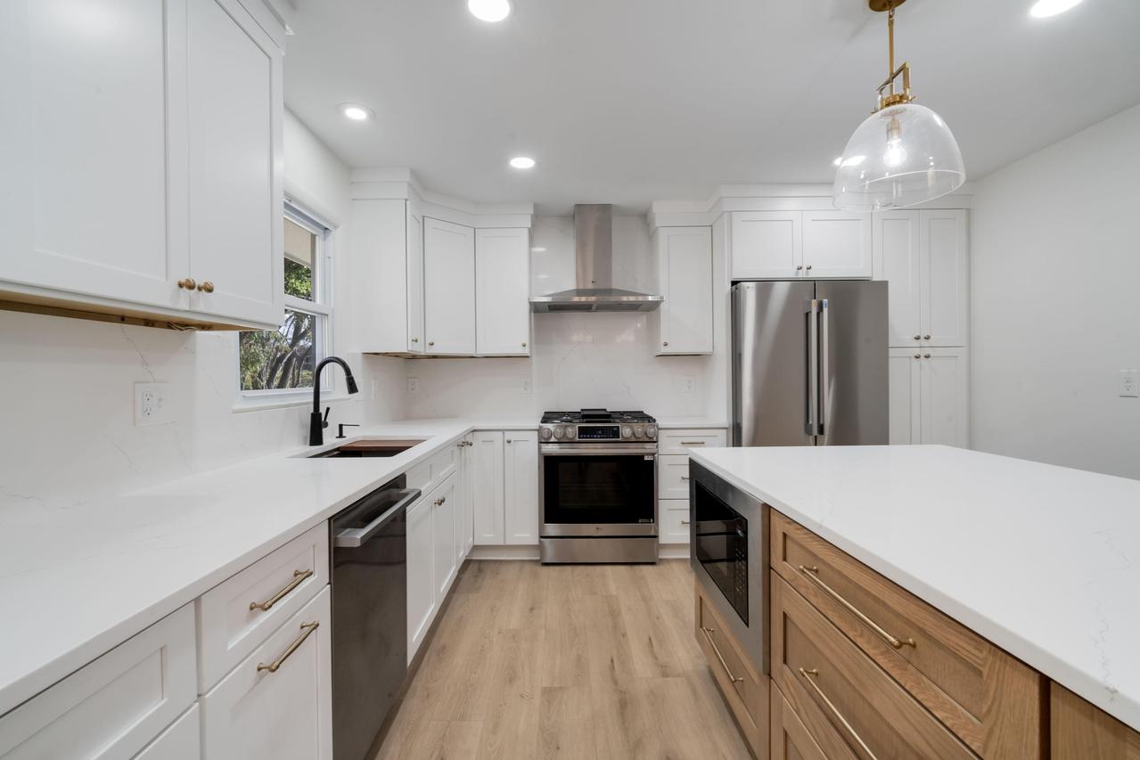 21740 W Lochinvar Ln, New Berlin, WI 53146