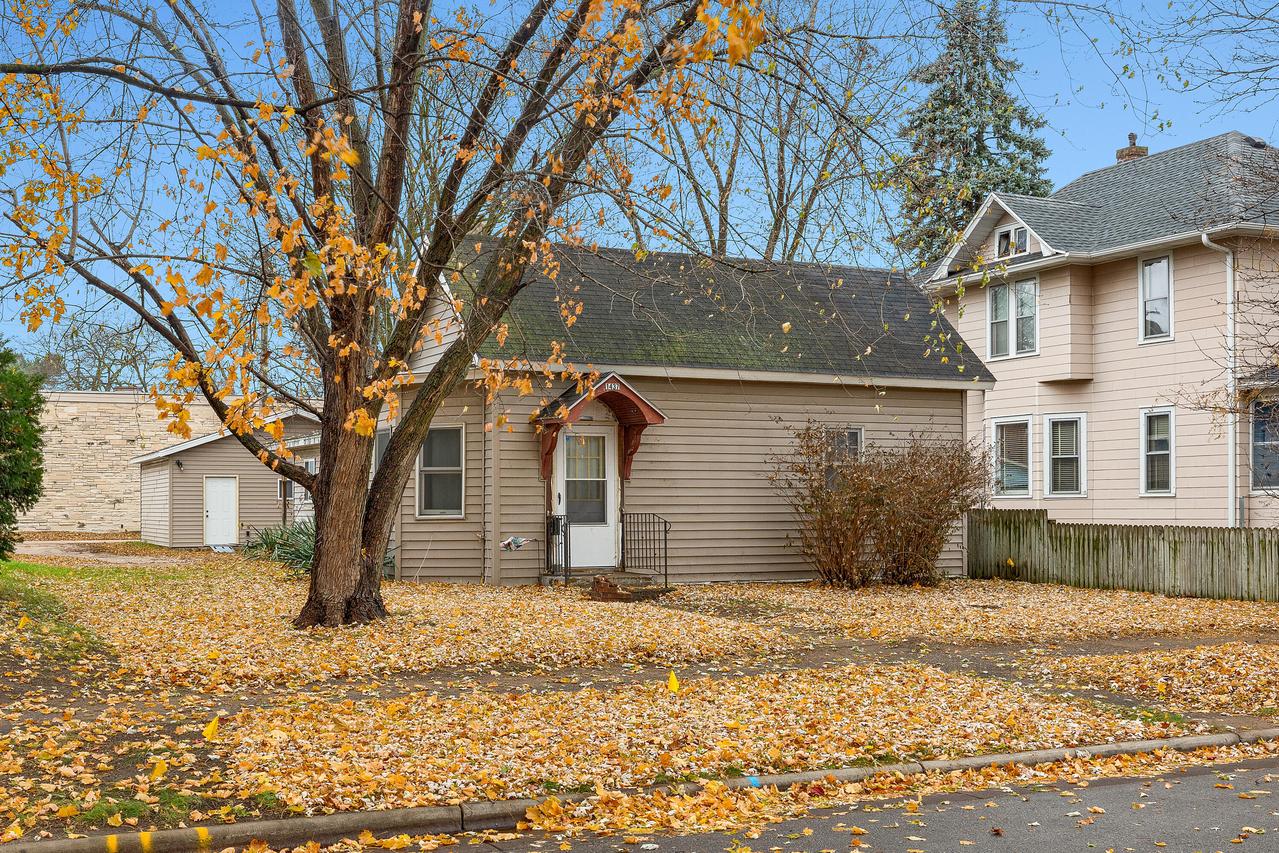 1437 Kane St, La Crosse, WI 54603