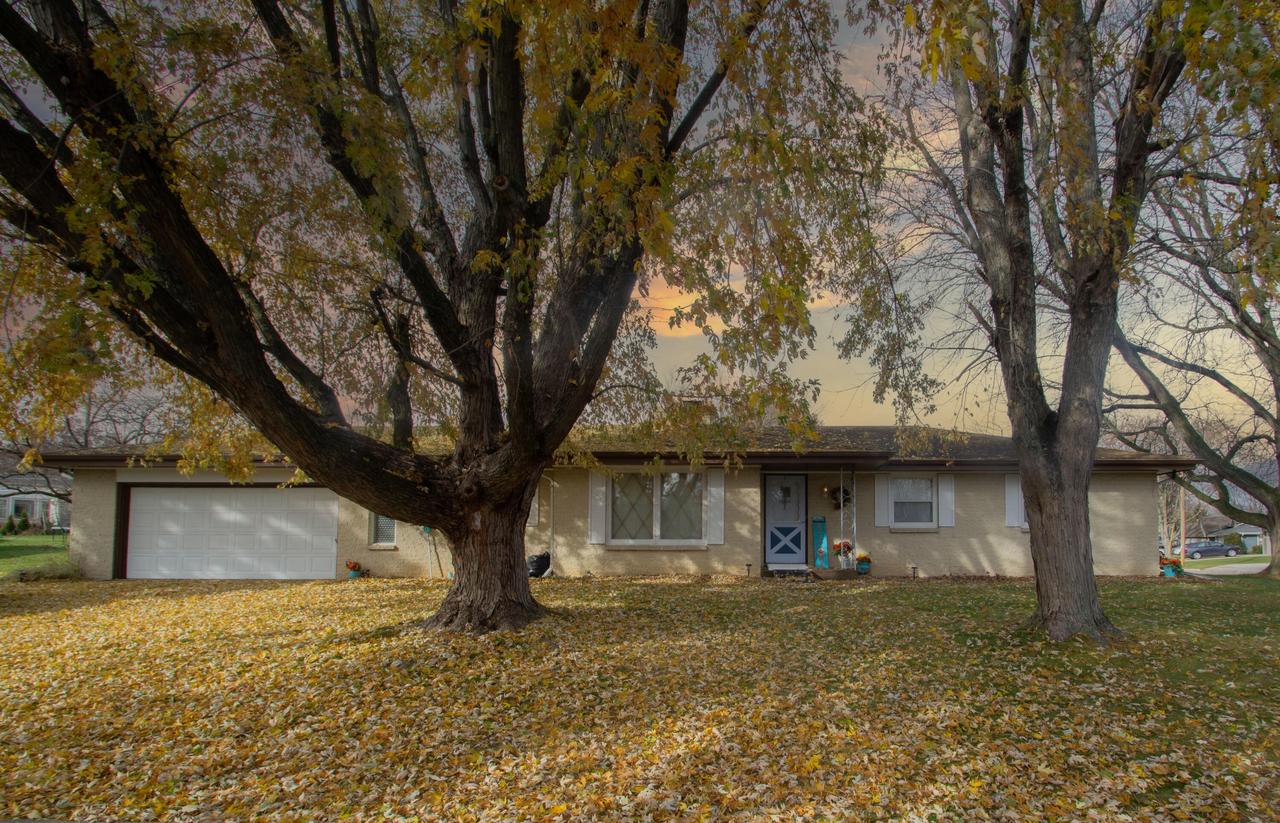 2 Riverdale Cir, Watertown, WI 53094