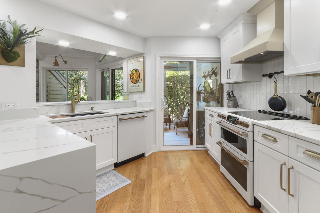 963 Duck Pond Rd, Fontana, WI 53125