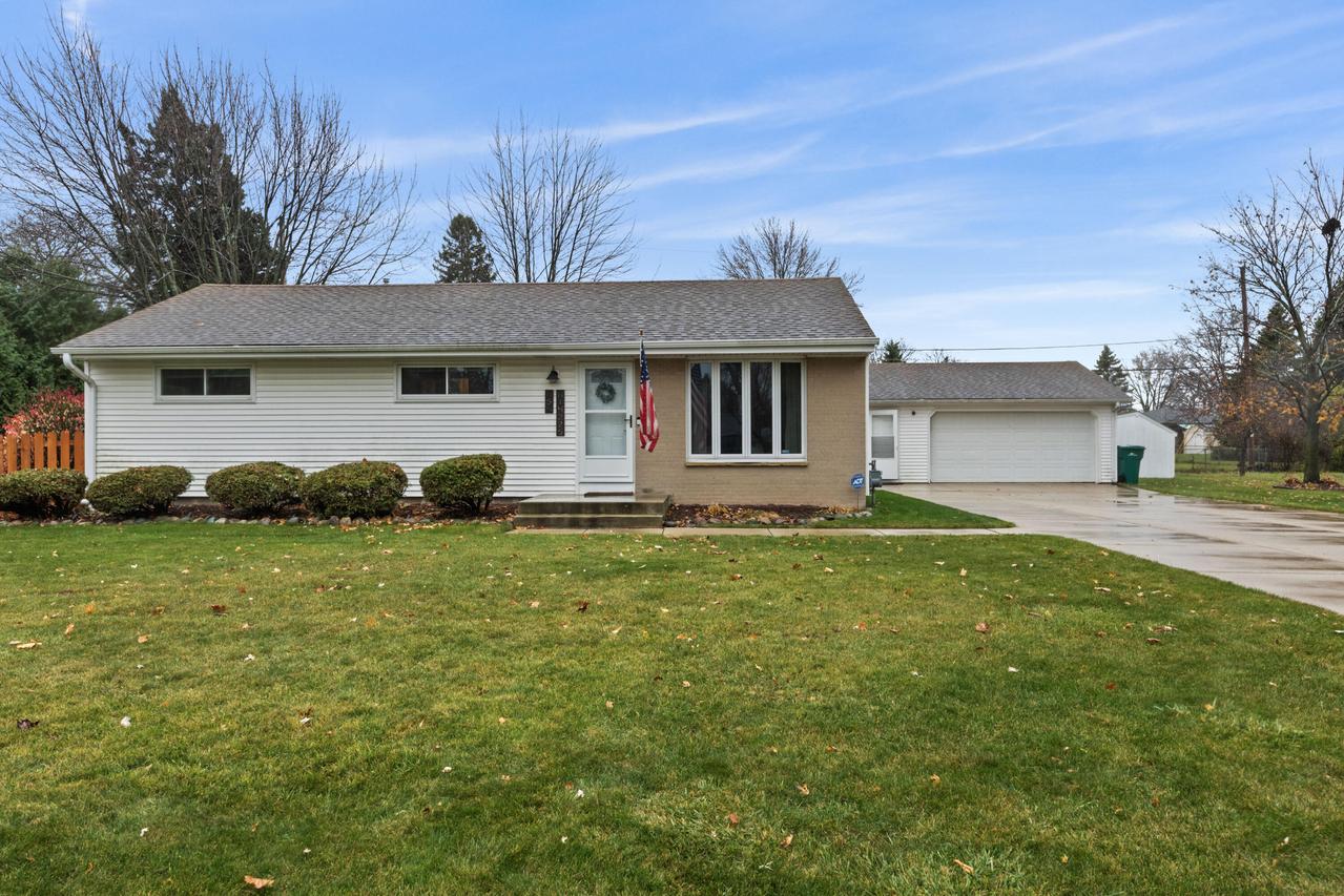 N54W14225 Van Buren Dr, Menomonee Falls, WI 53051