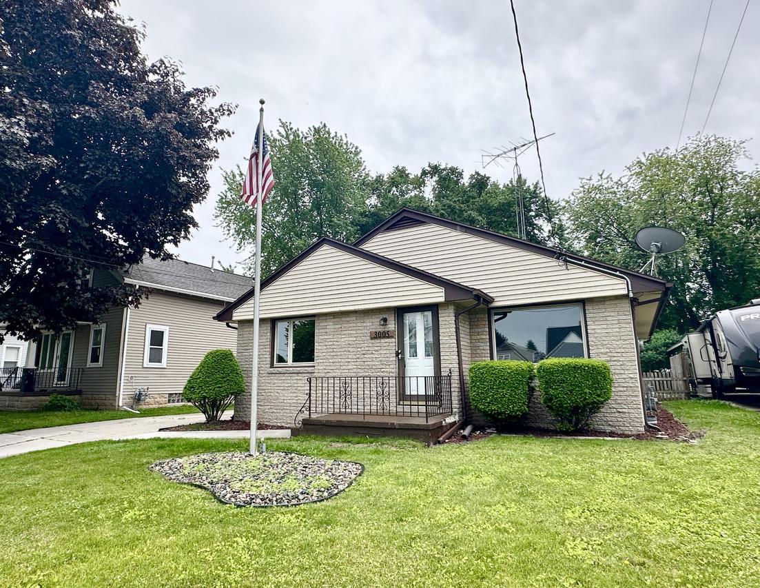 3005 Meadow Ln, Manitowoc, WI 54220