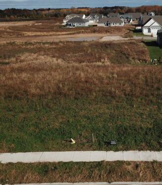 174 Bayberry Ln, Grafton, WI 53024