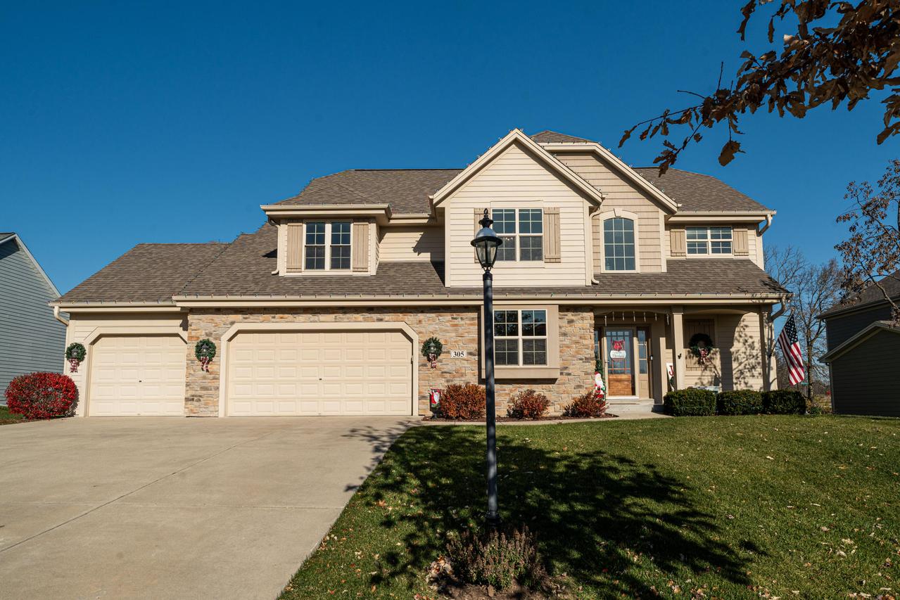 305 Century Oak Dr, Waukesha, WI 53188