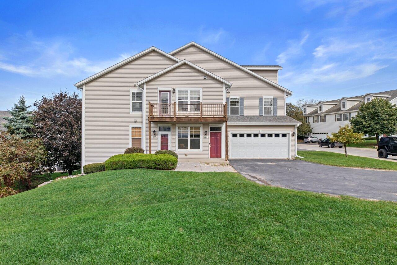 1203 Woodbury Cmn #B, Waukesha, WI 53189