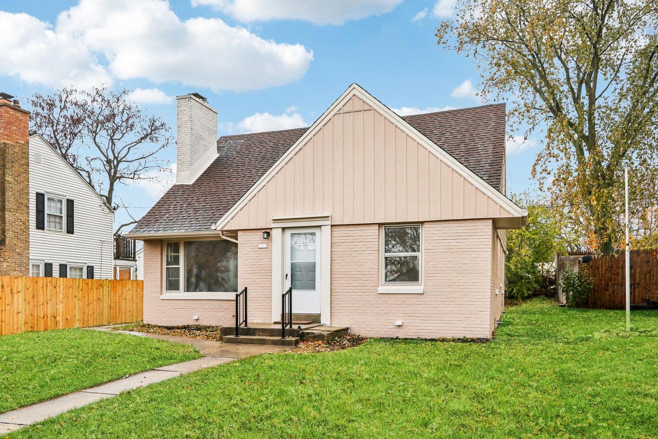 3347 S 47th St, Greenfield, WI 53219