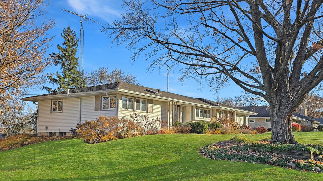 323 Ridge Rd, Lake Geneva, WI 53147