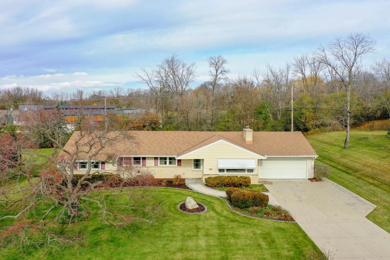 17260 Windemere Rd, Brookfield, WI 53045